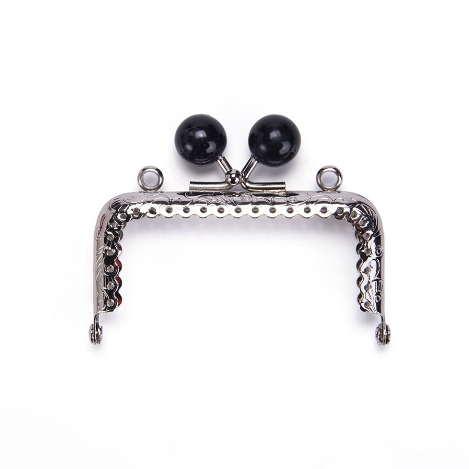 DİKDÖRTGEN SİYAH BONCUKLU BURS 8,5 CM GÜMÜŞ